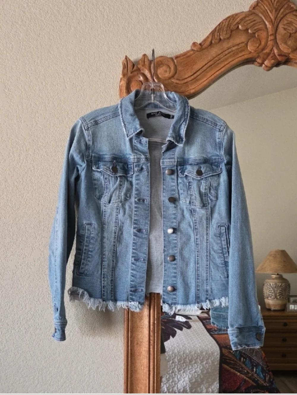 Max Jeans Light Wash Denim Jacket with Frayed Hem - Picture 3 of 7